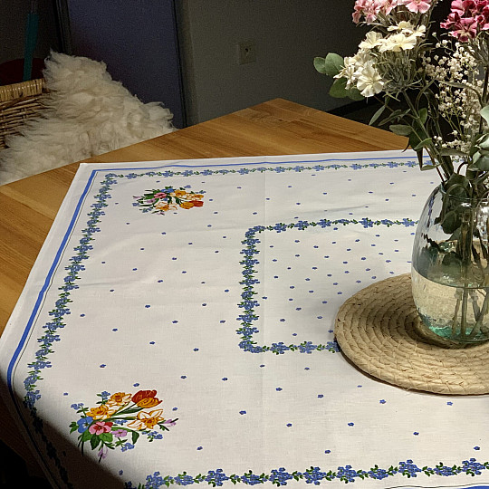 Tischdeckenstrauß mit Narzissen