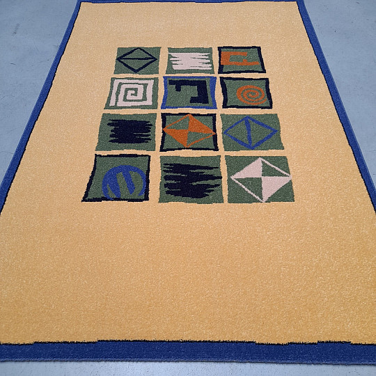 Moderner Teppich mit geometrischen Mustern