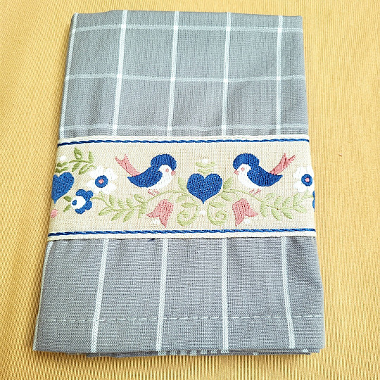 Handtücher von GRANDMOTHER GREY WITH BIRDS