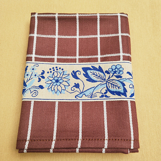 OMAS BRAUNE HANDTÜCHER MIT BLAUEN BLUMEN