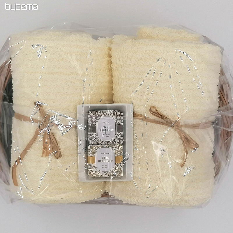 Geschenkset mit Handtüchern in einem in Cellophan verpackten Korbtablett - creme
