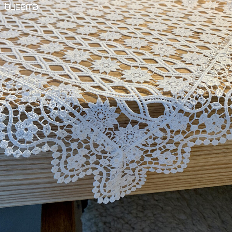 Spitzentischdecke mit weißen Blumen