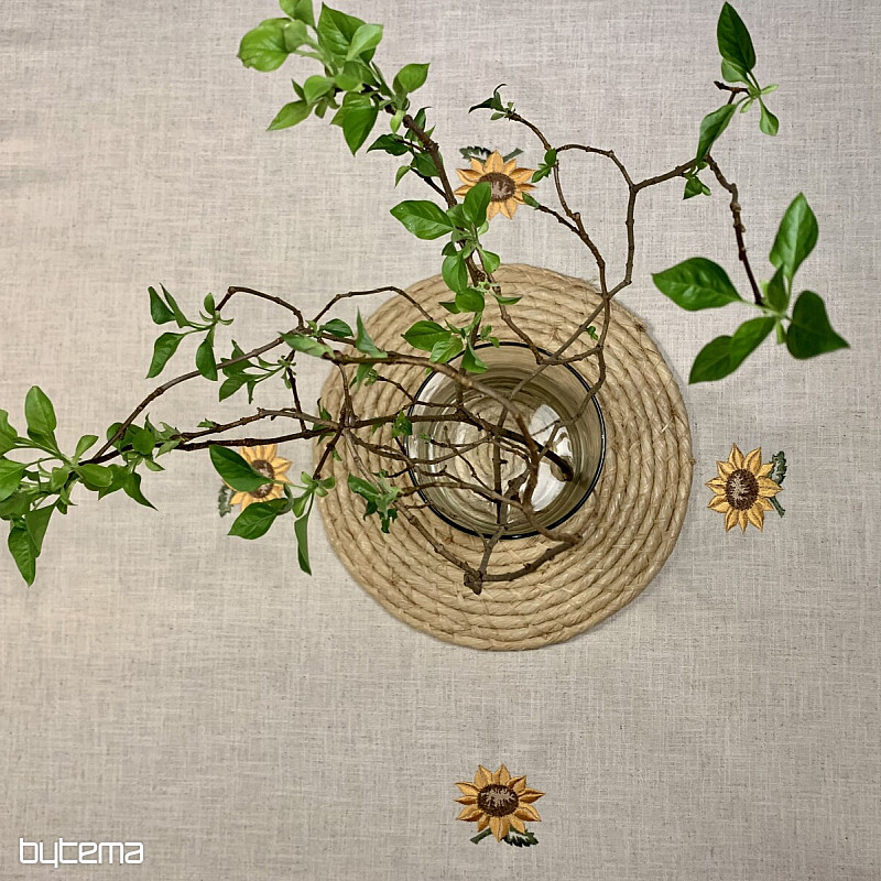 Spitzentischdecke mit weißen Blumen