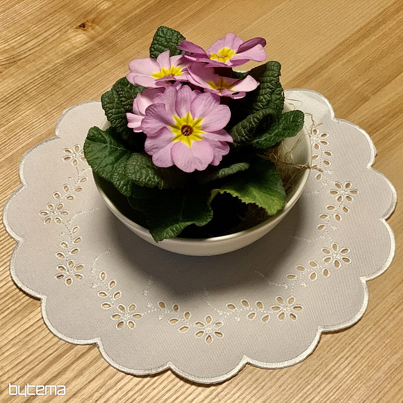 Besticktes Tischset mit weißen BLUMEN als Prägung