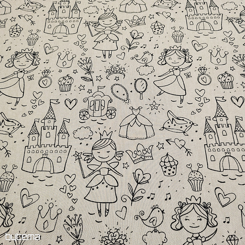 Prinzessin malt Stoff auf einfarbigem Hintergrund