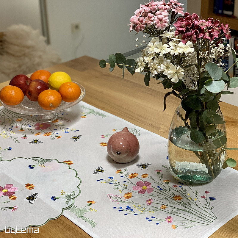 Bestickte Tischdecke und Schal Wiese und Bienen