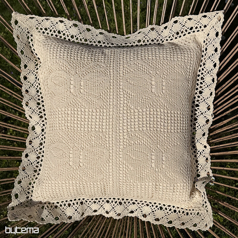 Dekorativer Kissenbezug mit Schmetterlingsmotiv aus Spitze, beige