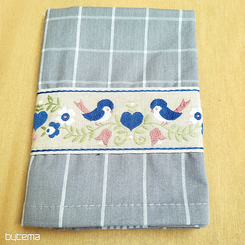 Handtücher von GRANDMOTHER GREY WITH BIRDS
