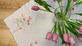 Bestickte Tischdecken mit Frühlingsmotiven