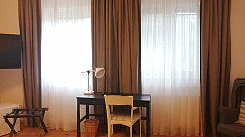 Vorhänge und Vorhänge in den Zimmern des Hotel McLimon