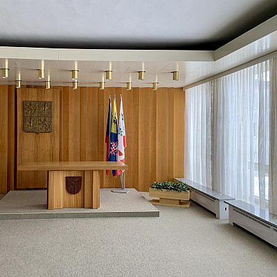 Gemeinde Březová - Montage von Schienen und Vorhängen