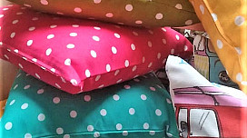 Fröhliche Busse und bunte Tupfen