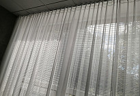 Ein Vorhang im Büro der Versicherungsgesellschaft Agel