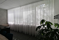 Ein Vorhang im Büro der Versicherungsgesellschaft Agel