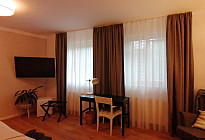 Vorhänge und Vorhänge in den Zimmern des Hotel McLimon