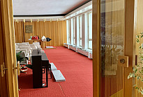 Gemeinde Březová - Montage von Schienen und Vorhängen