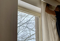 Gemeinde Březová - Montage von Schienen und Vorhängen