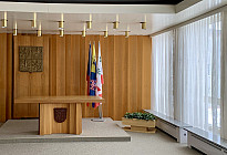 Gemeinde Březová - Montage von Schienen und Vorhängen