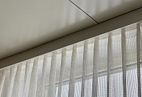 Gemeinde Březová - Montage von Schienen und Vorhängen