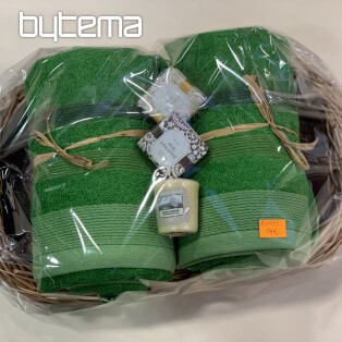 Geschenkset mit Handtüchern in einem in Cellophan verpackten Korbtablett - grün