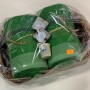 Geschenkset mit Handtüchern in einem in Cellophan verpackten Korbtablett - grün