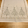 Bestickte weiße Weihnachtstischdecke mit goldenen und silbernen Bäumen