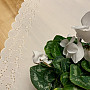 Bestickte Tischdecke und ovale BESTICKTE BLUMEN weiß