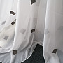 Voile-Vorhang mit braunen Würfeln