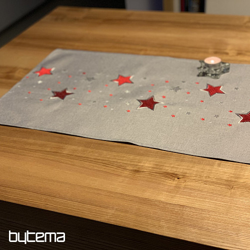 Bestickte Weihnachtstischdecke grau mit roten Schneeflocken