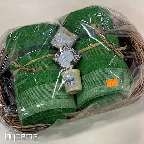 Geschenkset mit Handtüchern in einem in Cellophan verpackten Korbtablett - grün