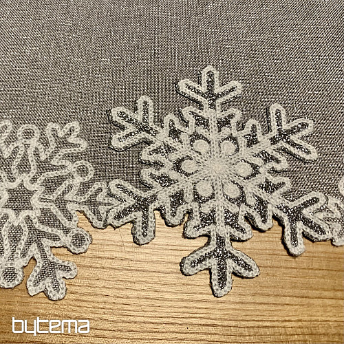Bestickte Weihnachtstischdecke grau mit Flocken
