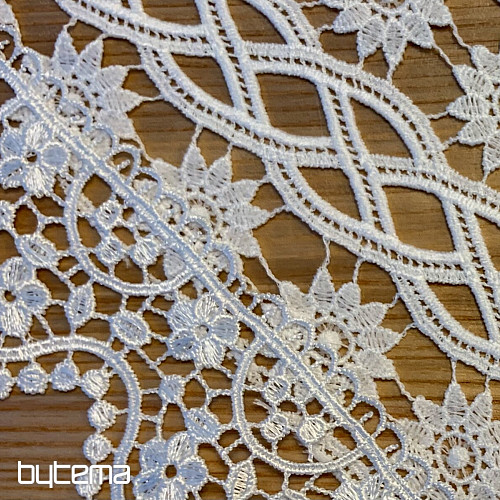 Spitzentischdecke mit weißen Blumen