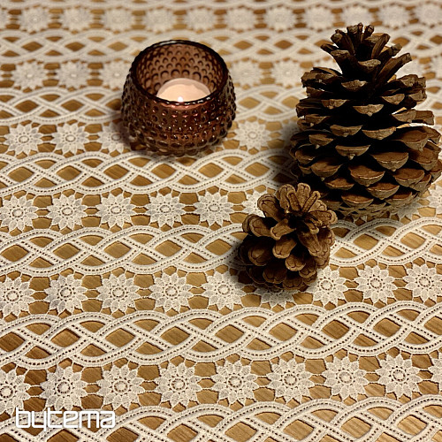 Spitzentischdecke mit weißen Blumen