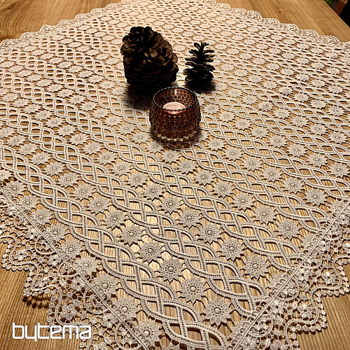 Spitzentischdecke mit weißen Blumen