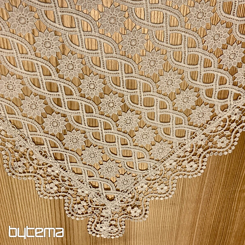 Spitzentischdecke mit weißen Blumen