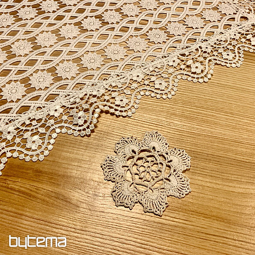 Spitzentischdecke mit weißen Blumen