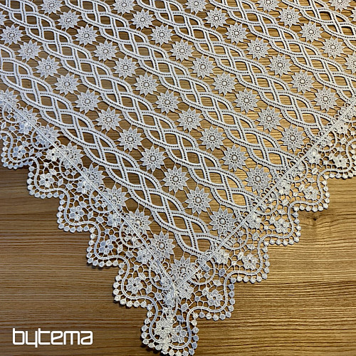 Spitzentischdecke mit weißen Blumen