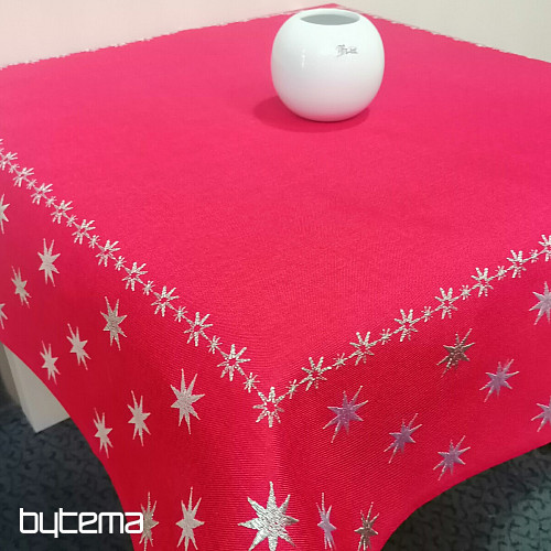 Rot bestickte Weihnachtstischdecke mit Sternen