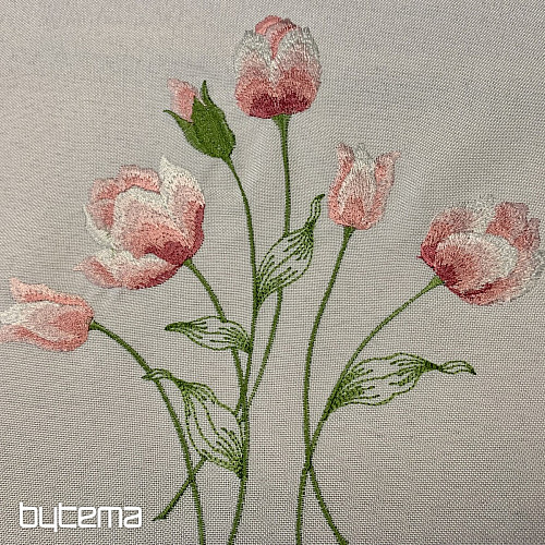 Bestickte Tischdecke und ovale bestickte TULPEN