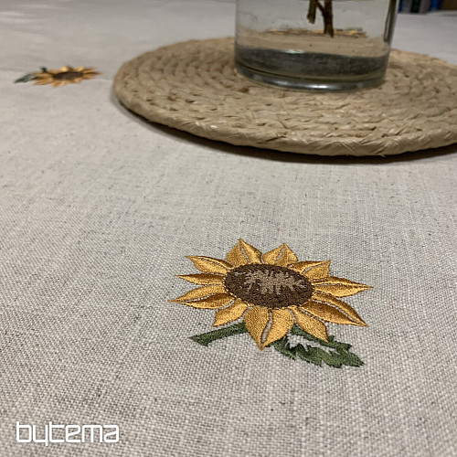 Spitzentischdecke mit weißen Blumen