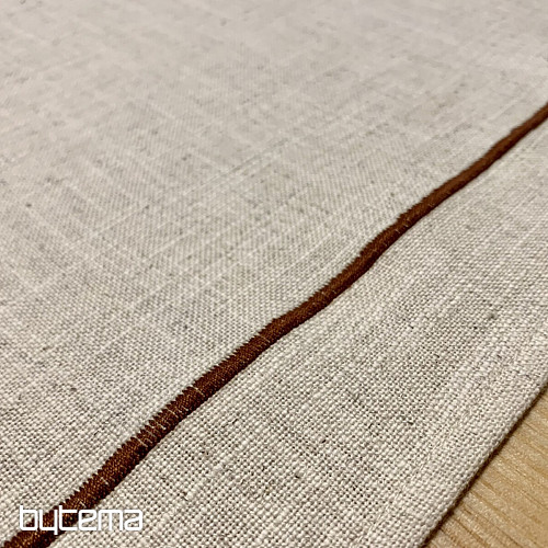 Spitzentischdecke mit weißen Blumen