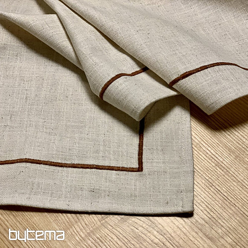 Spitzentischdecke mit weißen Blumen