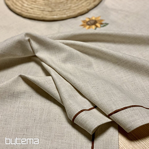 Spitzentischdecke mit weißen Blumen