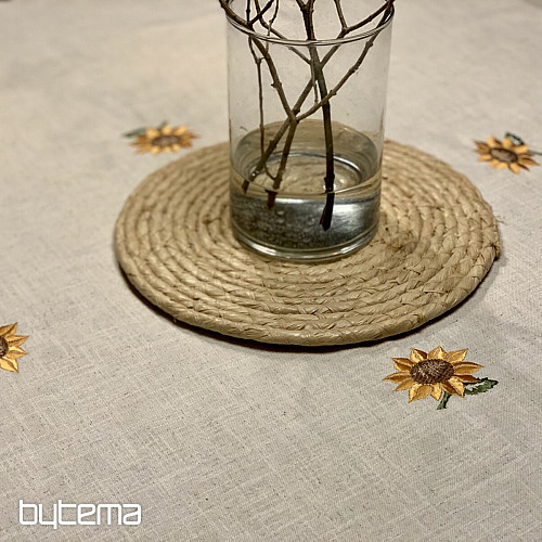 Spitzentischdecke mit weißen Blumen