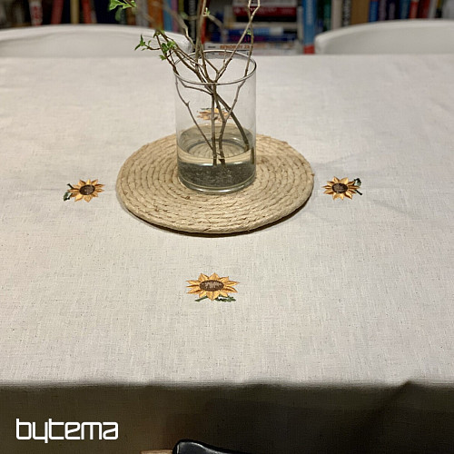 Spitzentischdecke mit weißen Blumen