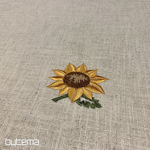 Spitzentischdecke mit weißen Blumen