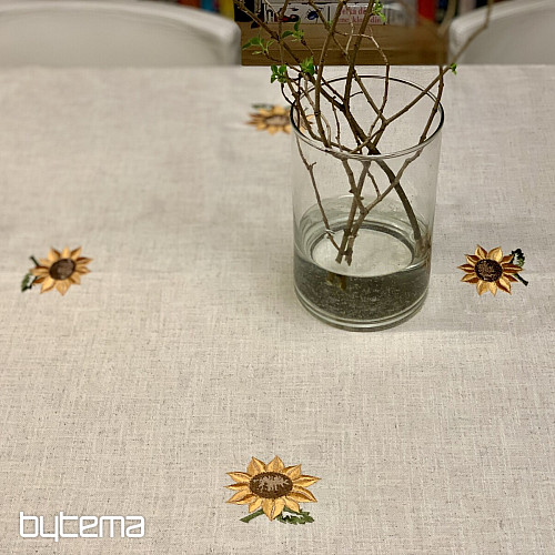 Spitzentischdecke mit weißen Blumen