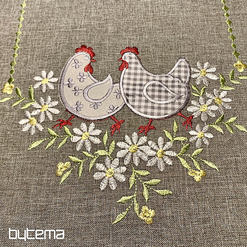 Bestickte Ostertischdecke und Schal HENNE UND BLUMEN grau