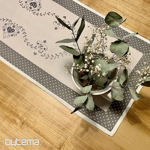 Bestickte Tischdecke und Schal GRAUES HERZ