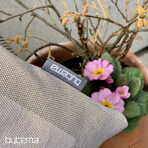 Gobelin-Kissenbezug HASE IN EINEM BLUMENTOPF mit beigem Rahmen